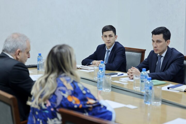 Замминистра инвестиций Узбекистана обсудил с Acta декарбонизацию экономики