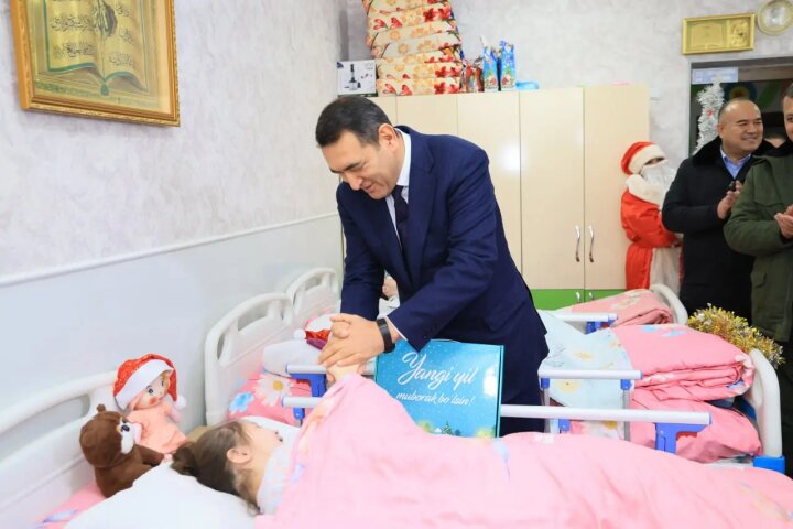 В Фергане воспитанникам Мурувват вручили Президентские подарки к Новому году