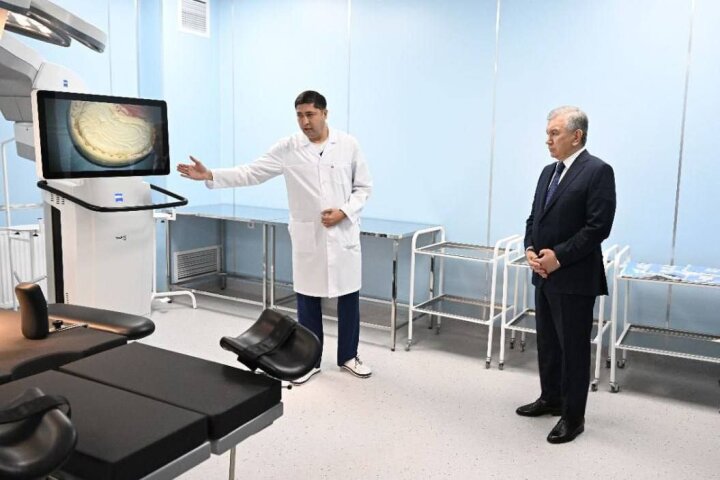 Президент в Джизакской области посетил многопрофильный медцентр