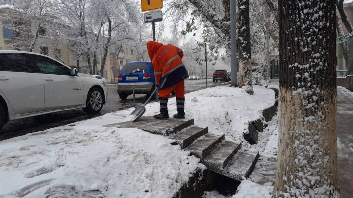 В Ташкенте службы благоустройства очищают дороги и дворы от наледи