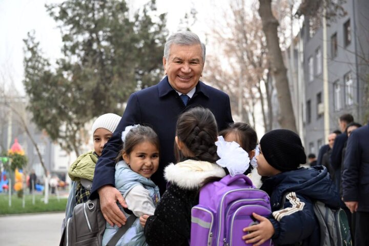 Шавкат Мирзиёев обнялся с детьми в Сырдарье