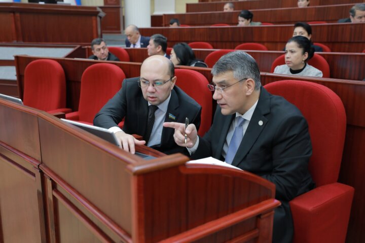 В Узбекистане во втором чтении обсудили законопроект о защите детей