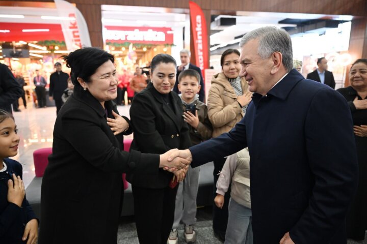 Шавкат Мирзиёев прогулялся по торговому центру в Джизаке