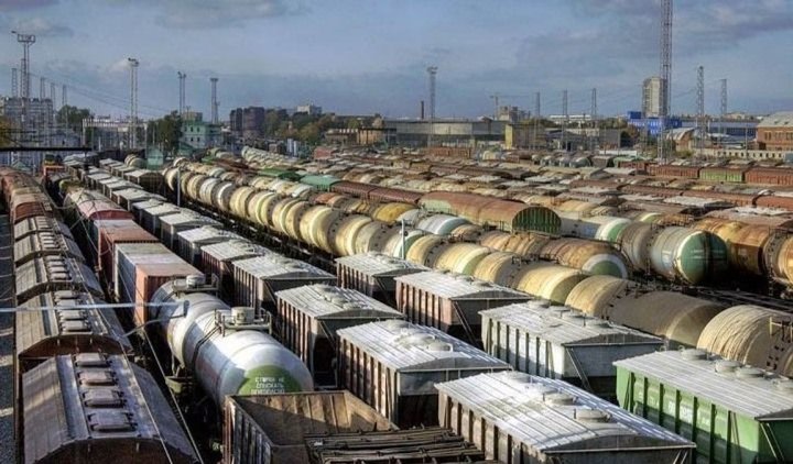 На границе Узбекистана и Казахстана застряли тысячи товарных вагонов