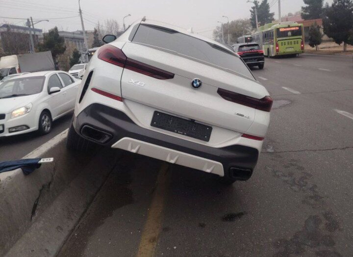 В Ташкенте водитель BMW врезался в бетонное ограждение