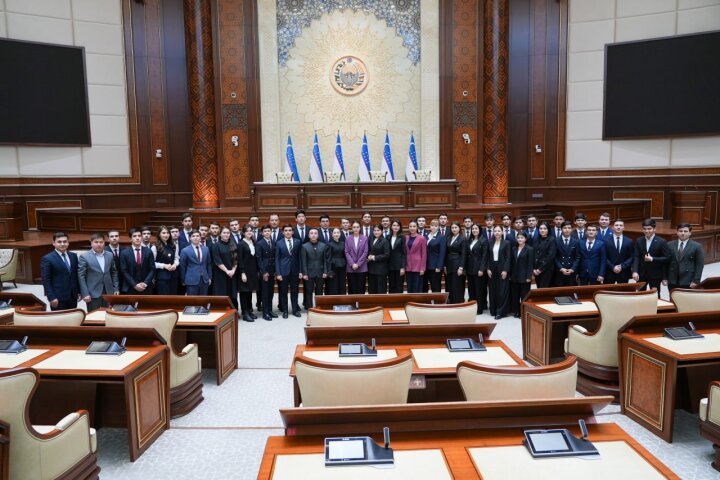 Лидеры молодёжи посетили Сенат Олий Мажлиса
