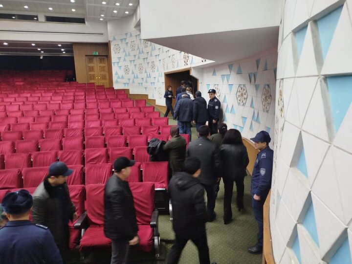 В Ташкенте МЧС обучает персонал праздничных площадок безопасной эвакуации детей