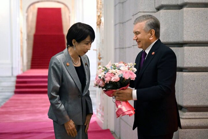 Шавкат Мирзиёев вручил цветы Премьер-министру Японии