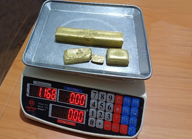 Двое наманганцев незаконно ввезли в Узбекистан более 1,16кг золотых слитков