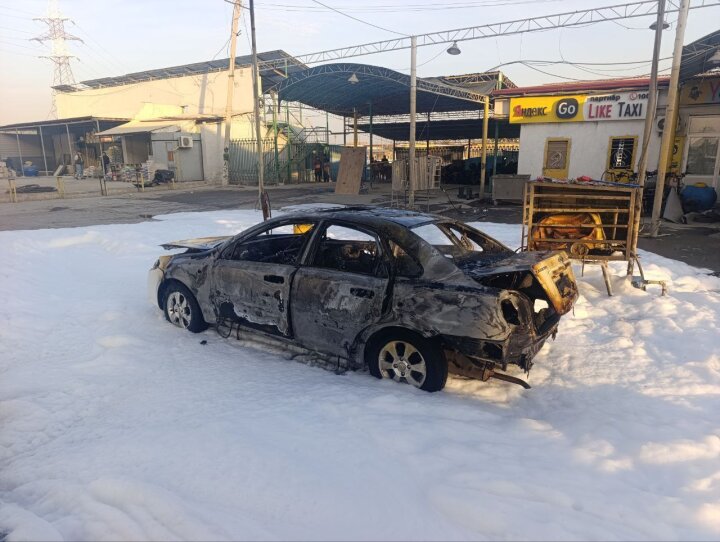 В Сергелийском районе пожар полностью уничтожил автомобиль