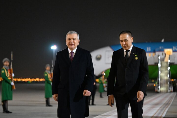 Шавкат Мирзиёев прилетел в Туркменистан