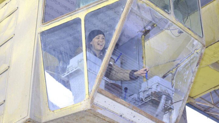 Минэнерго рассказало о женщине-крановщице в Кашкадарьинской области