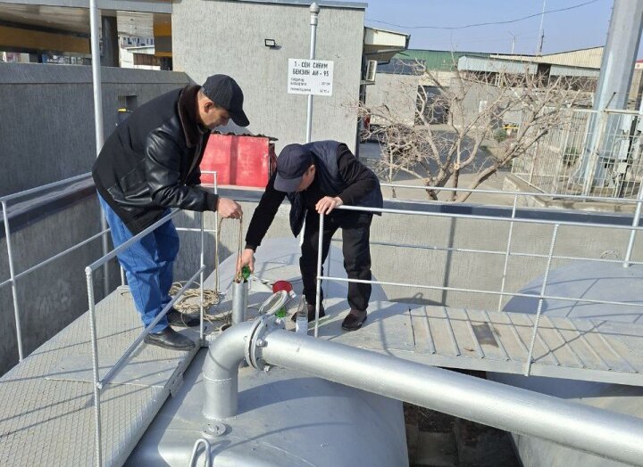 В Узбекистане на 6 АЗС выявили 100 214 литров некачественного топлива