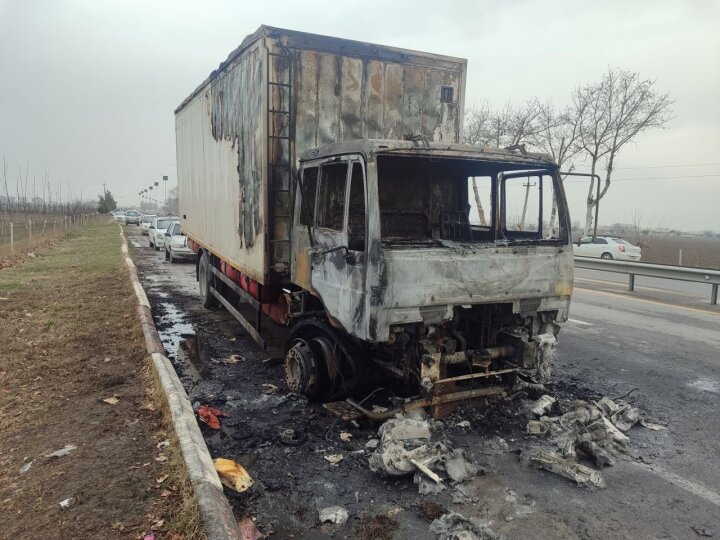 В Джизакской области на трассе загорелся грузовик MAN