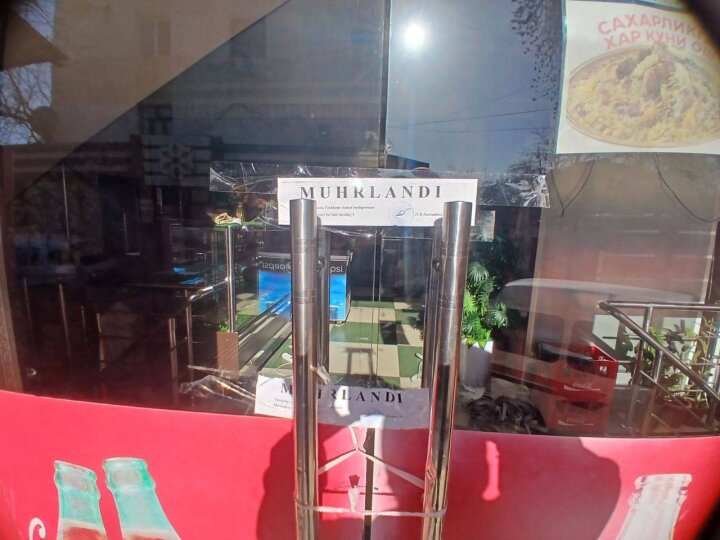 В Мирабадском районе сотрудники СЭС приостановили деятельность точки общепита