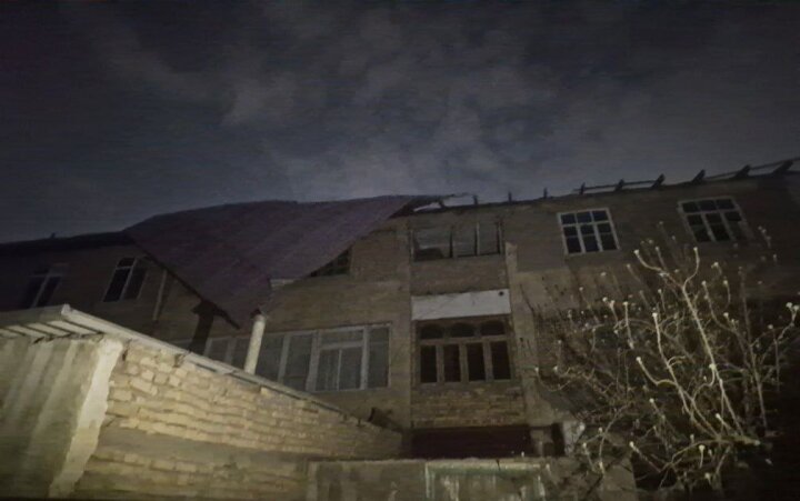 Сильный ветер в Бухаре оставил без крыши многоквартирный дом