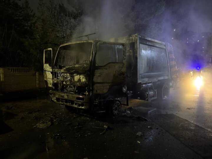 В Сергелийском районе сгорел мусоровоз