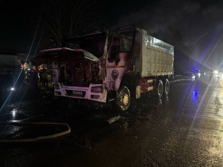 В Андижанской области загорелся китайский самосвал