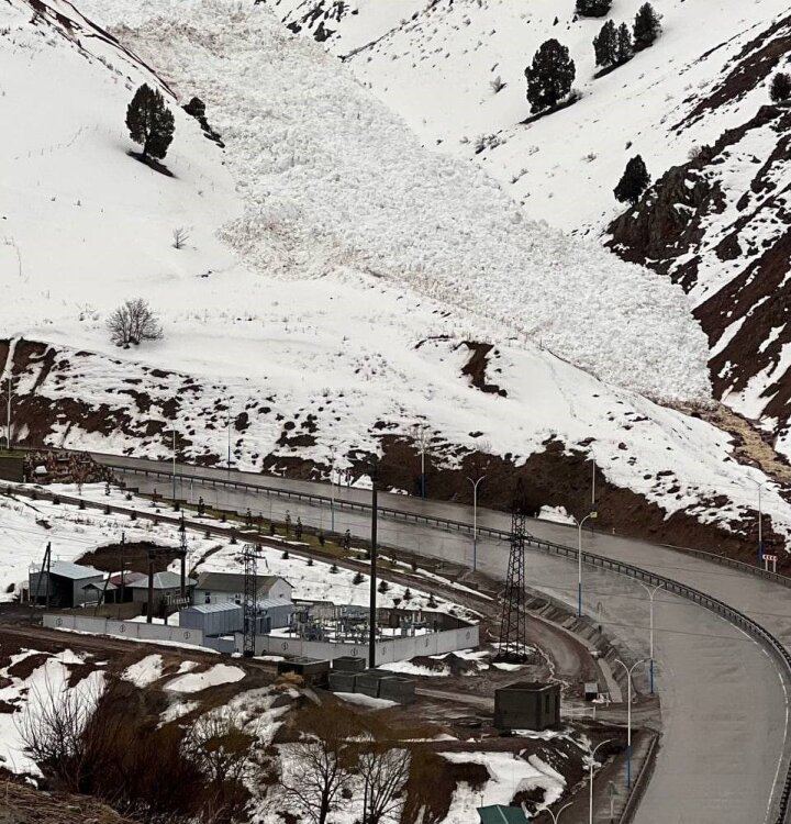 Перевал Камчик временно закрыли для движения транспорта из-за опасности схода лавин