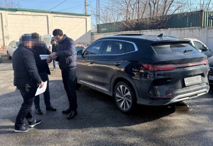 В Самарканде у мужчины конфисковали «BYD SONG PLUS» за долги банку