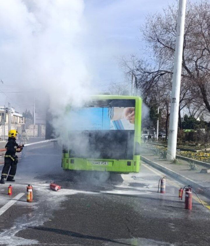В Сергелийском районе загорелся пассажирский автобус