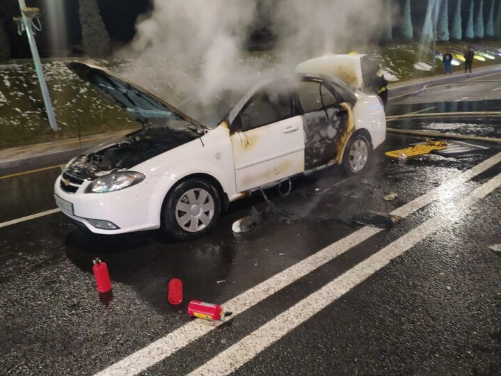 В Мирзо-Улугбекском районе загорелся автомобиль