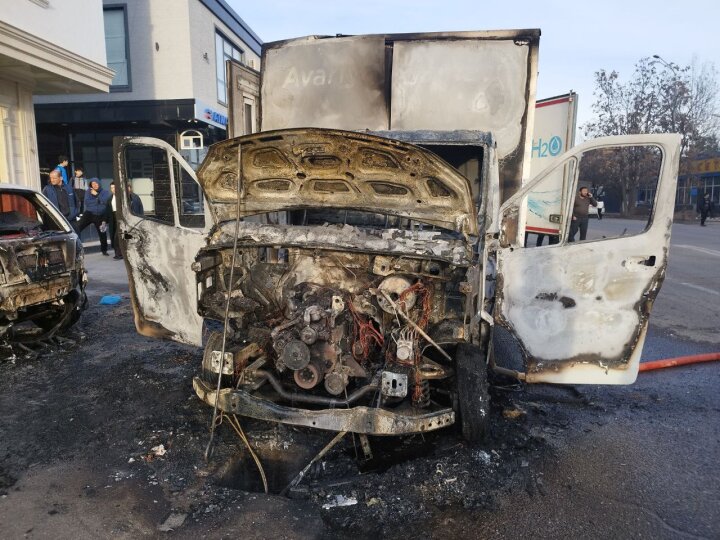 В Алмазарском районе загорелся аварийный автомобиль водоканала